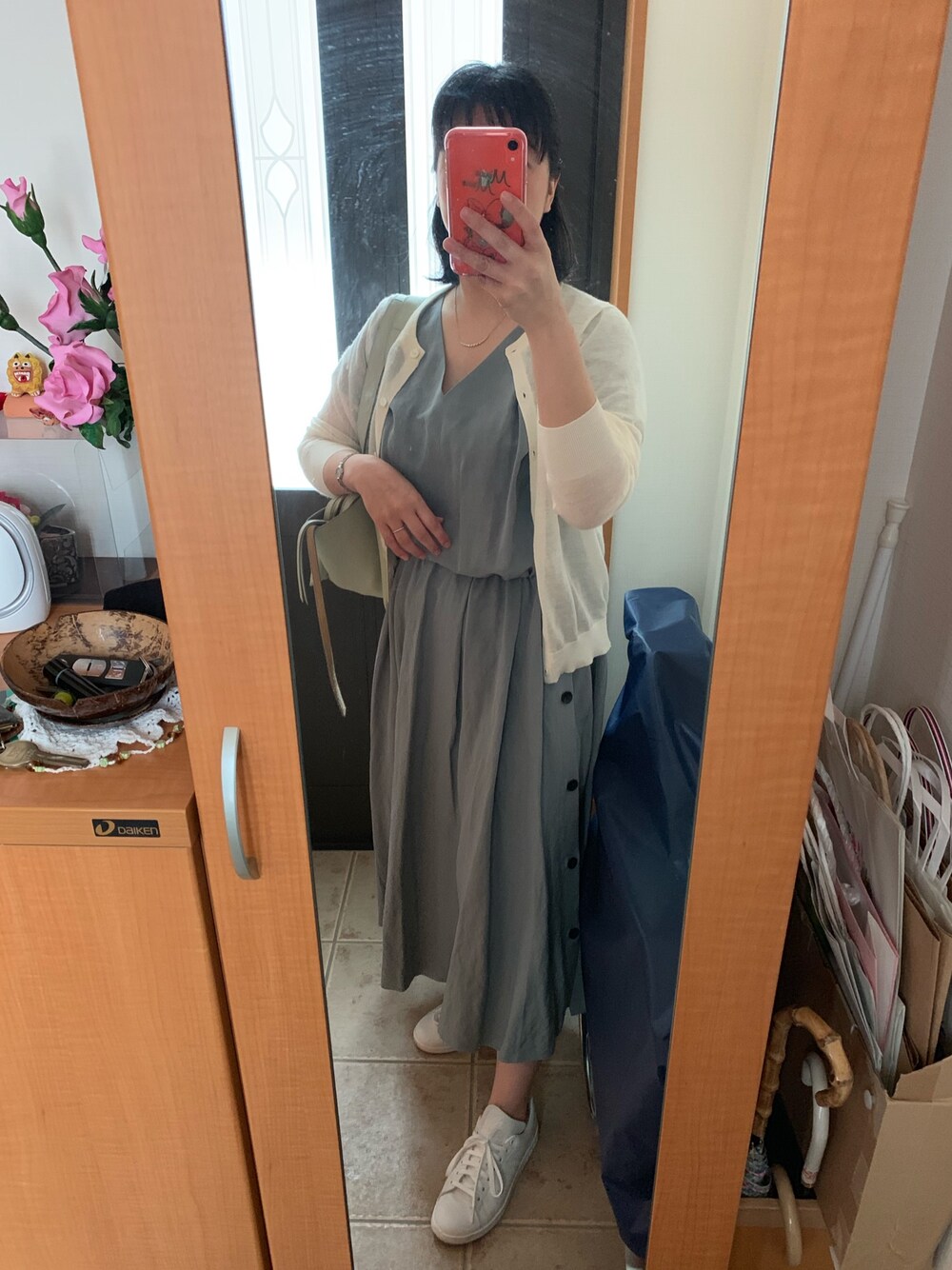 ブルー系のワンピース、ホワイト系のカーディガン/ボレロ、ホワイト系のスニーカーを着用したレディースの夏コーディネートの1枚目の写真