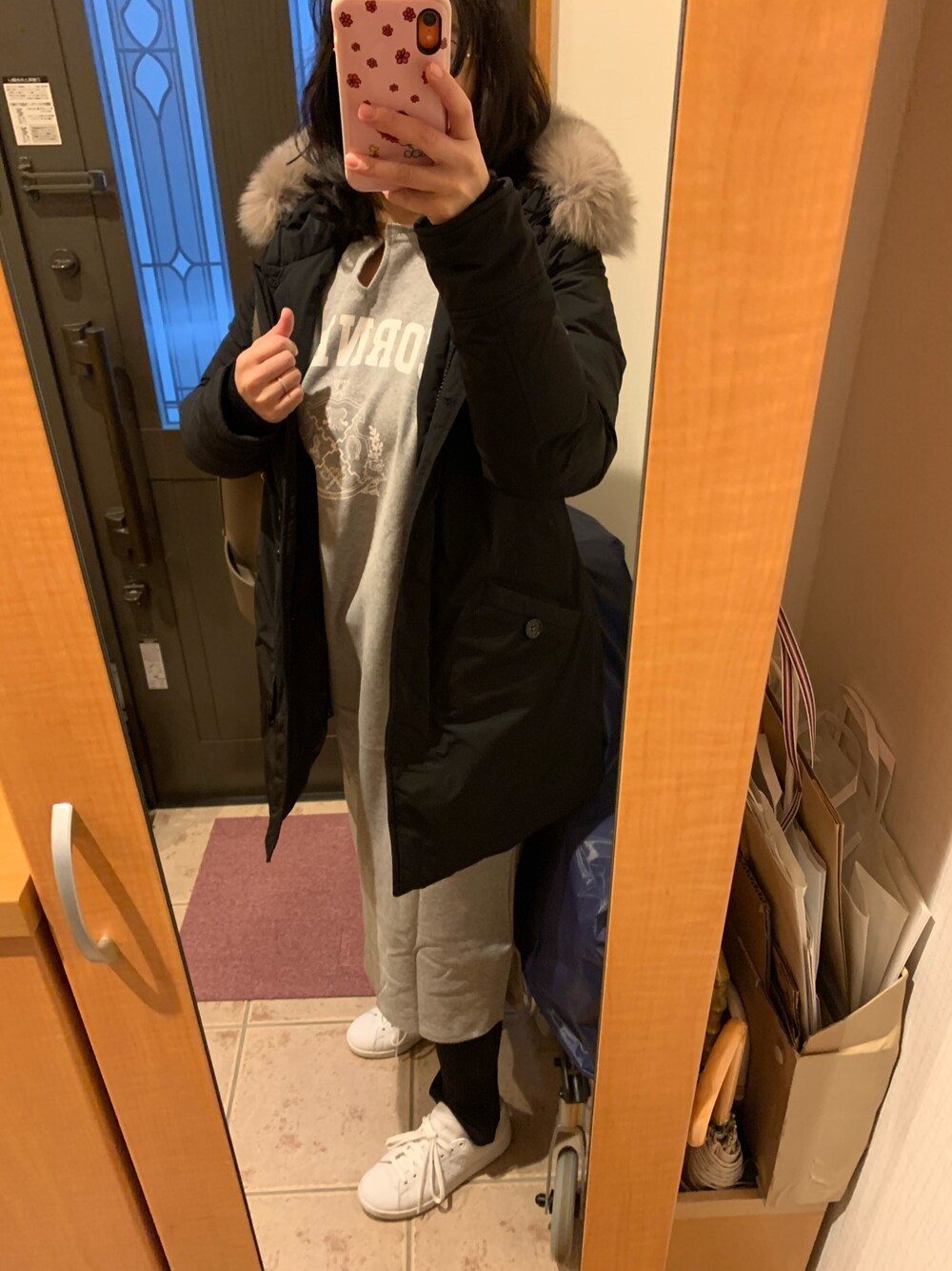 ブラック系のダウンジャケット/コート、グレー系のワンピース、ホワイト系のスニーカーを着用したレディースの冬コーディネートの1枚目の写真