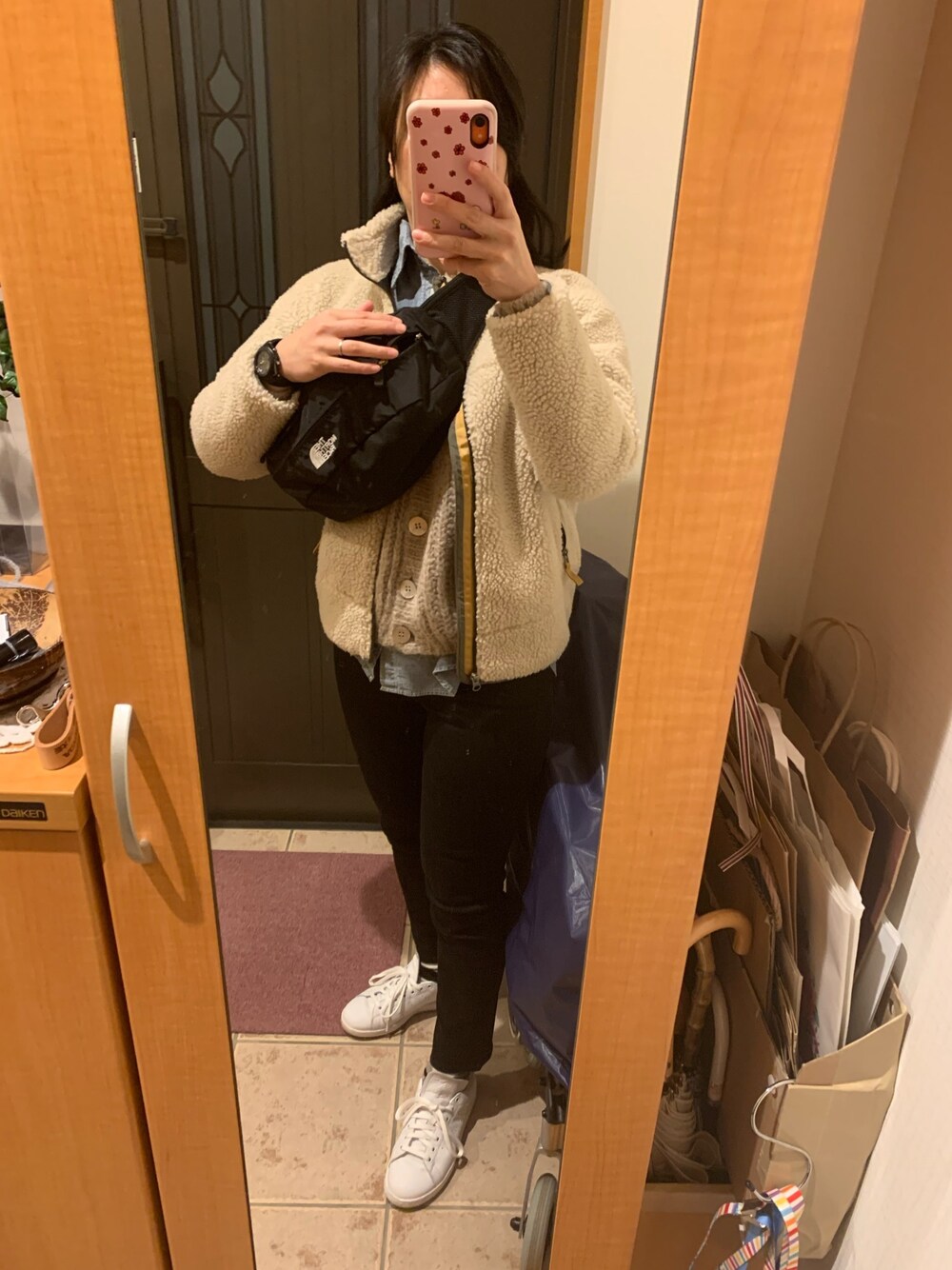 ベージュ系のブルゾン、グレー系のカーディガン/ボレロ、ブルー系のシャツ/ブラウスを着用したレディースの冬コーディネートの1枚目の写真