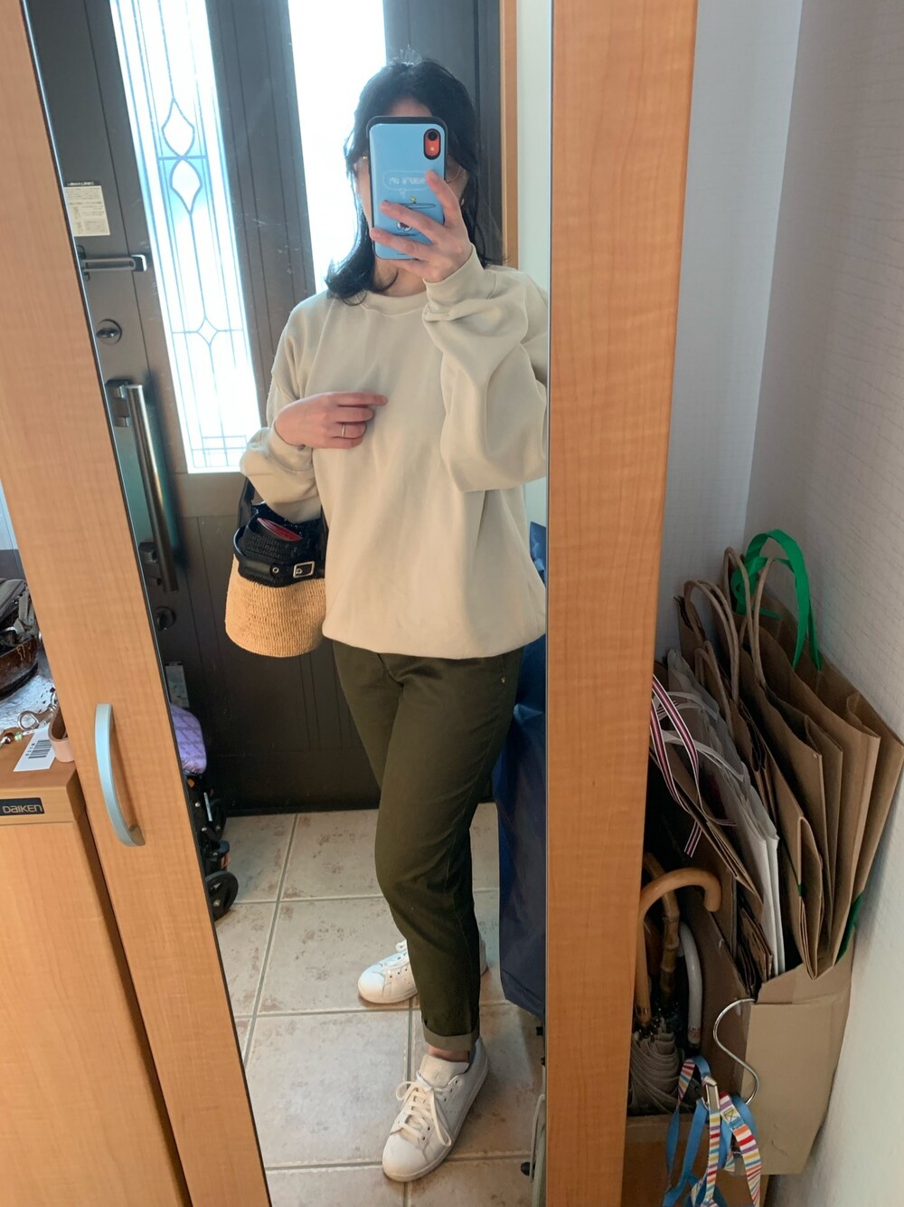 ベージュ系のスウェット、グリーン系のその他パンツ、ホワイト系のスニーカーを着用したレディースの春コーディネートの1枚目の写真