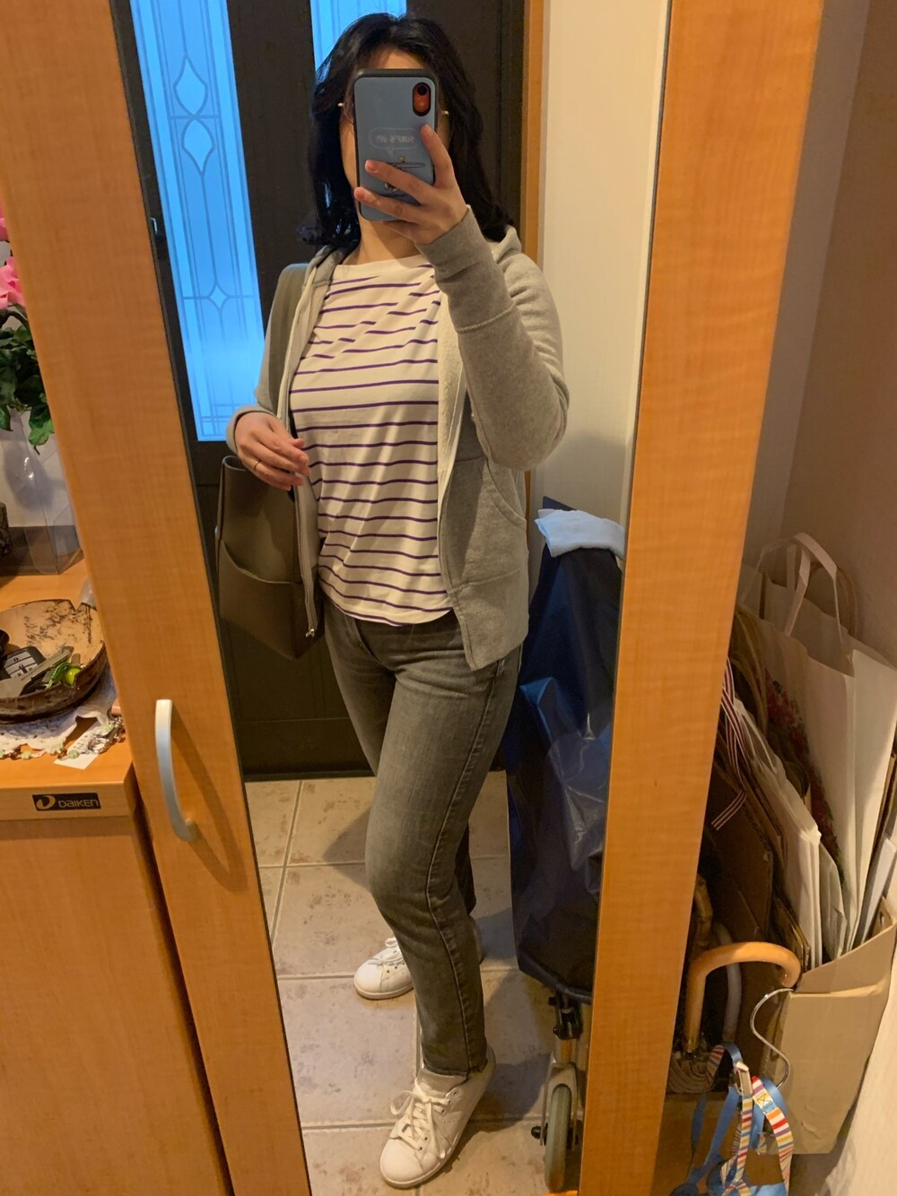 グレー系のスウェット、その他のTシャツ/カットソー、グレー系のデニムパンツを着用したレディースの春コーディネートの1枚目の写真