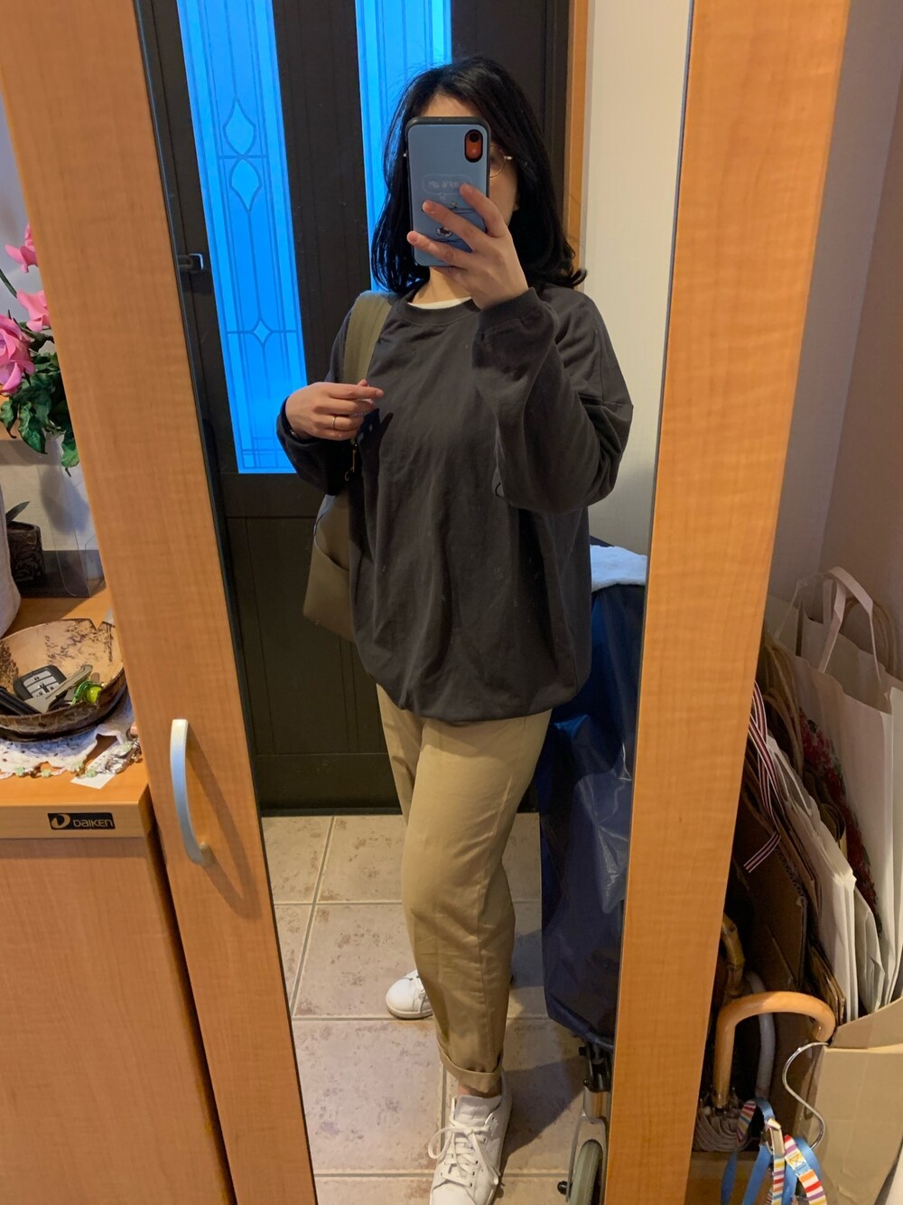 グレー系のTシャツ/カットソー、ベージュ系のチノパンツ、ホワイト系のスニーカーを着用したレディースの春コーディネートの1枚目の写真