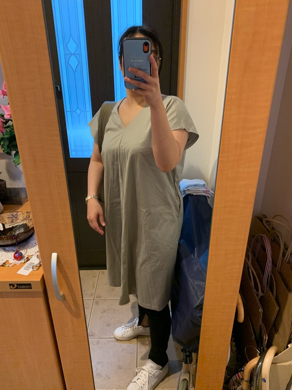 グレー系のワンピース、ホワイト系のスニーカー、ベージュ系のショルダーバッグを着用したレディースの夏コーディネートの1枚目の写真