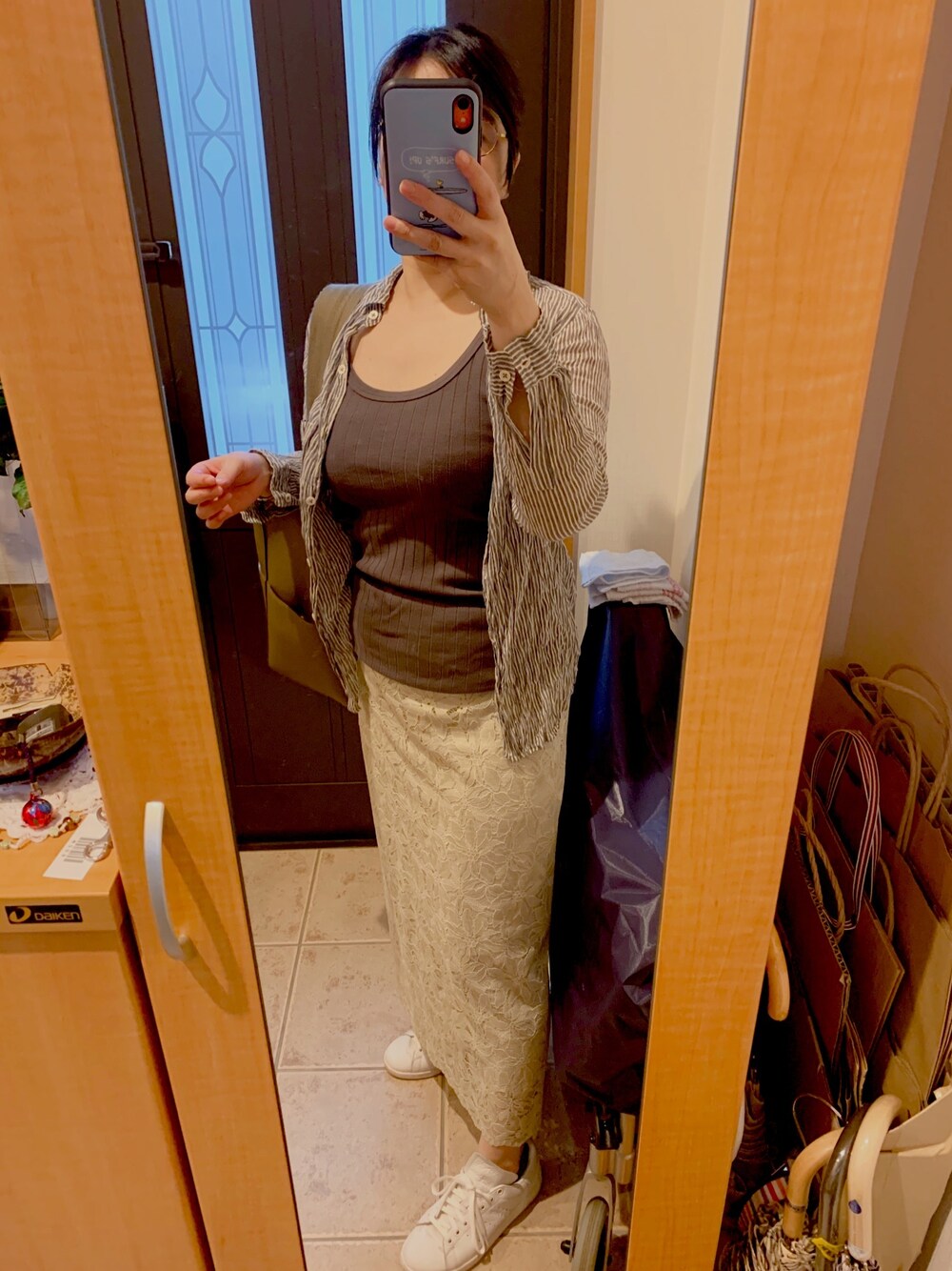 グレー系のタンクトップ、ブラック系のシャツ/ブラウス、グリーン系のスカートを着用したレディースの夏コーディネートの1枚目の写真