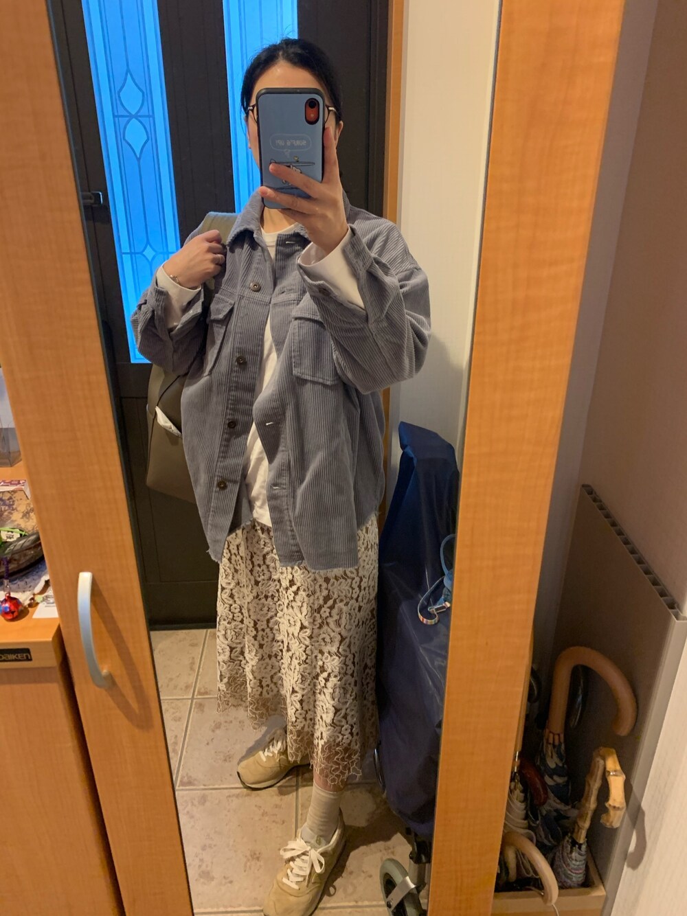 グレー系のジャケット/アウター、ホワイト系のTシャツ/カットソー、ベージュ系のスカートを着用したレディースの秋コーディネートの1枚目の写真