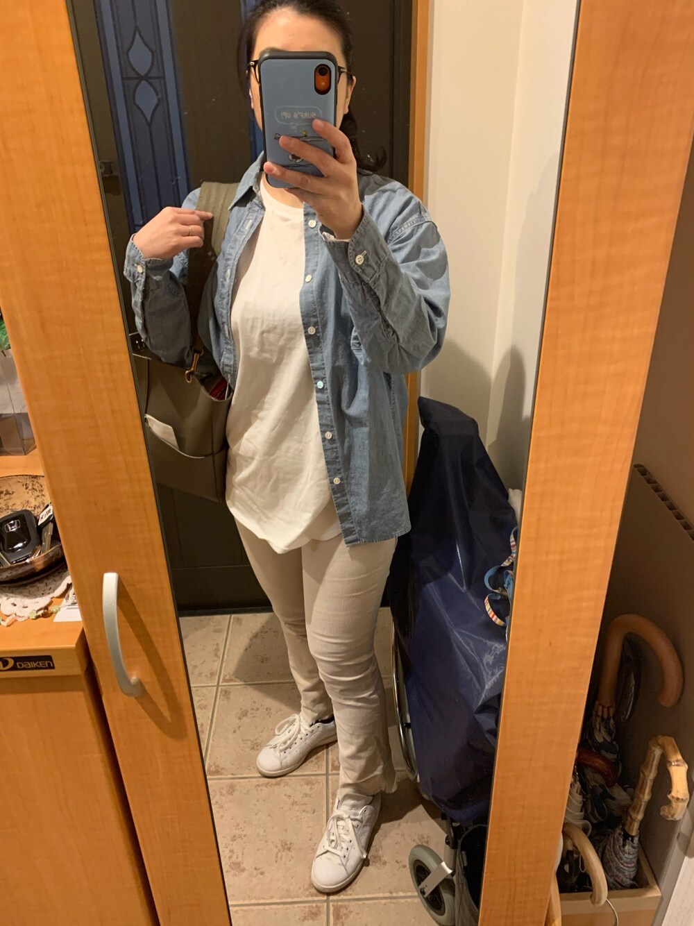 ブルー系のシャツ/ブラウス、ホワイト系のTシャツ/カットソー、ベージュ系のその他パンツを着用したレディースの冬コーディネートの1枚目の写真