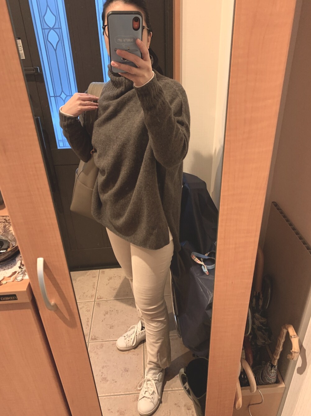 グレー系のニット/セーター、ホワイト系のTシャツ/カットソー、ベージュ系のその他パンツを着用したレディースの冬コーディネートの1枚目の写真