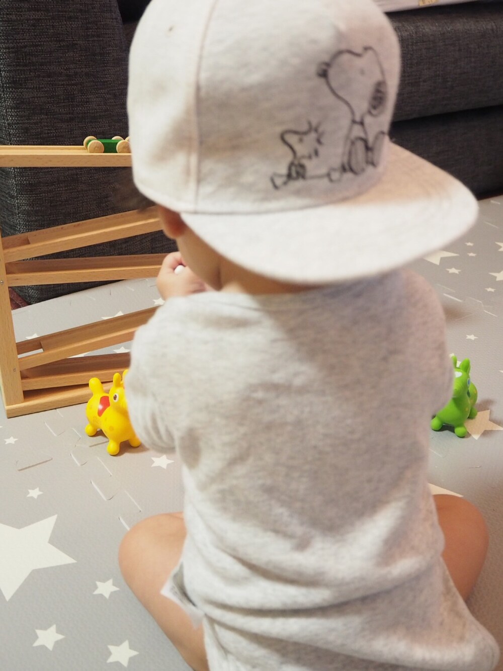 シルバー系のキャップ、シルバー系の肌着を着用したキッズの夏コーディネートの1枚目の写真