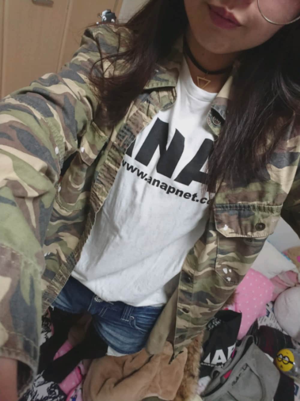 「カジュアル、迷彩シャツ、ショーパン、ストリート」｜「ANAPのアイテム（Tシャツ/カットソー、ホワイト系）」を使った、chikaさん（レディース・153cm）の冬コーディネートの1枚目の写真