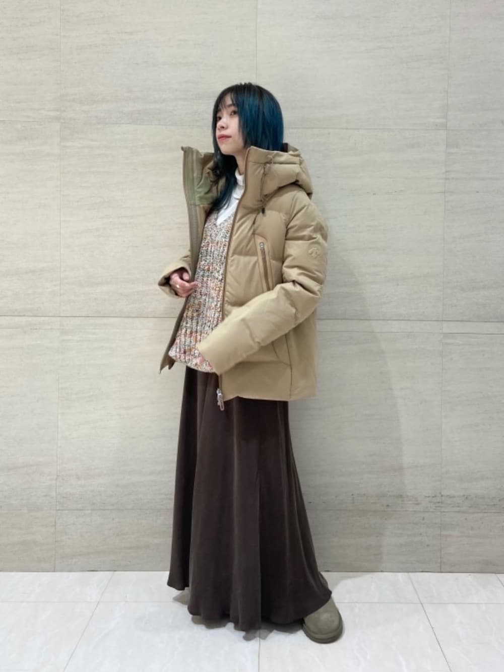 「アウター、スカート、シューズ、フェミニン、Tシャツ/カットソー、RECOMMEND  ITEM STYLING、ニット/セーター」｜「BEAUTY&YOUTH UNITED ARROWSのBY キュプラマーメイドイージーフレア スカート（スカート、ブラウン系）」を使った、塩川（shiokawa）さん（レディース・146cm）の秋コーディネートの1枚目の写真