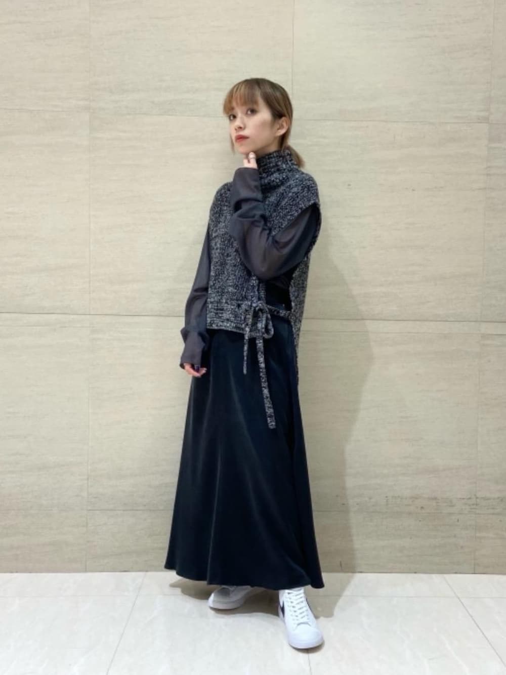 ブラック系のワンピース、グレー系のTシャツ/カットソー、ブラック系のスカートを着用したレディースの冬コーディネートの1枚目の写真