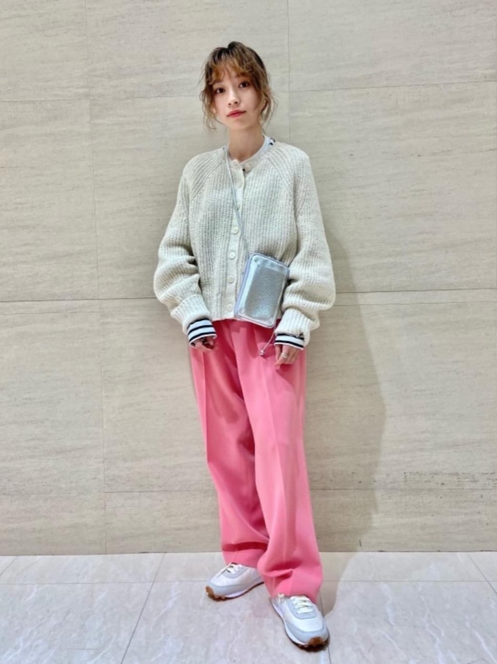 「カーディガン、スニーカー、リラックス、フェミニン、Tシャツ/カットソー、ぱんつ」｜「BEAUTY&YOUTH UNITED ARROWSのBY∴ レザージップスリムウォレットショルダー（ポーチ、シルバー系）」を使った、塩川（shiokawa）さん（レディース・146cm）の冬コーディネートの1枚目の写真