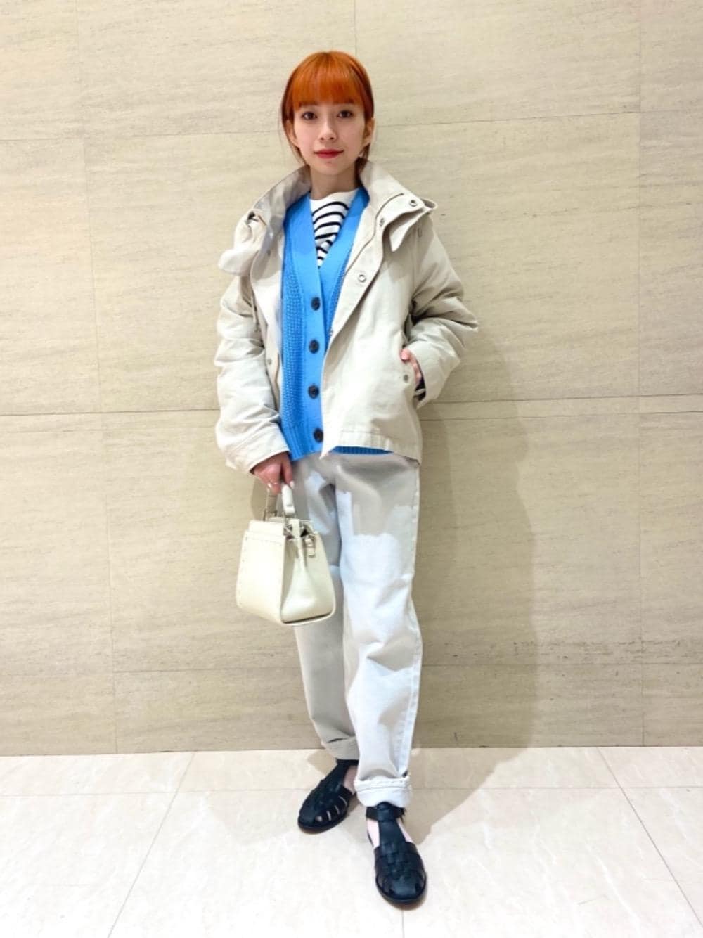 「カーディガン、デニムパンツ、フェミニン、Tシャツ/カットソー、SPRING OUTER STYLE、👟バッグ」｜「BEAUTY&YOUTH UNITED ARROWSのBY ラインハンドステッチショルダーバッグ -2WAY- ∴（ショルダーバッグ、ホワイト系）」を使った、塩川（shiokawa）さん（レディース・146cm）の冬コーディネートの1枚目の写真
