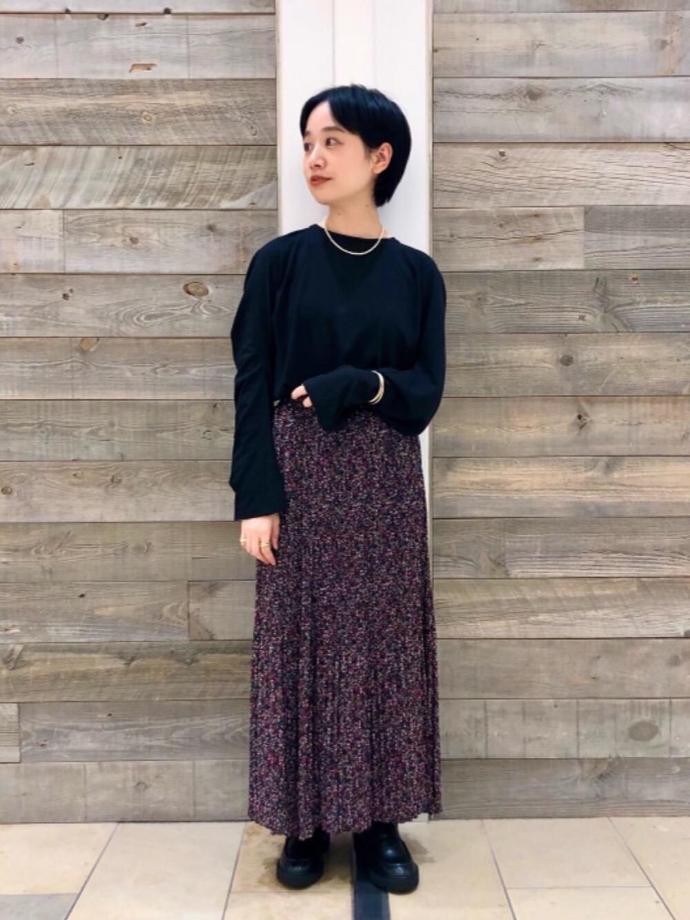 ブラック系のTシャツ/カットソー、ブラック系のローファー、ピンク系のスカートを着用したレディースの秋コーディネートの1枚目の写真