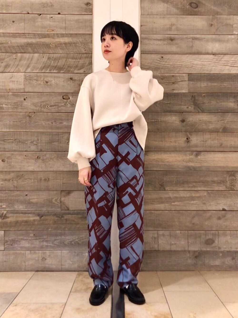 ブラック系のローファー、ホワイト系のTシャツ/カットソー、ブルー系のその他パンツを着用したレディースの秋コーディネートの1枚目の写真