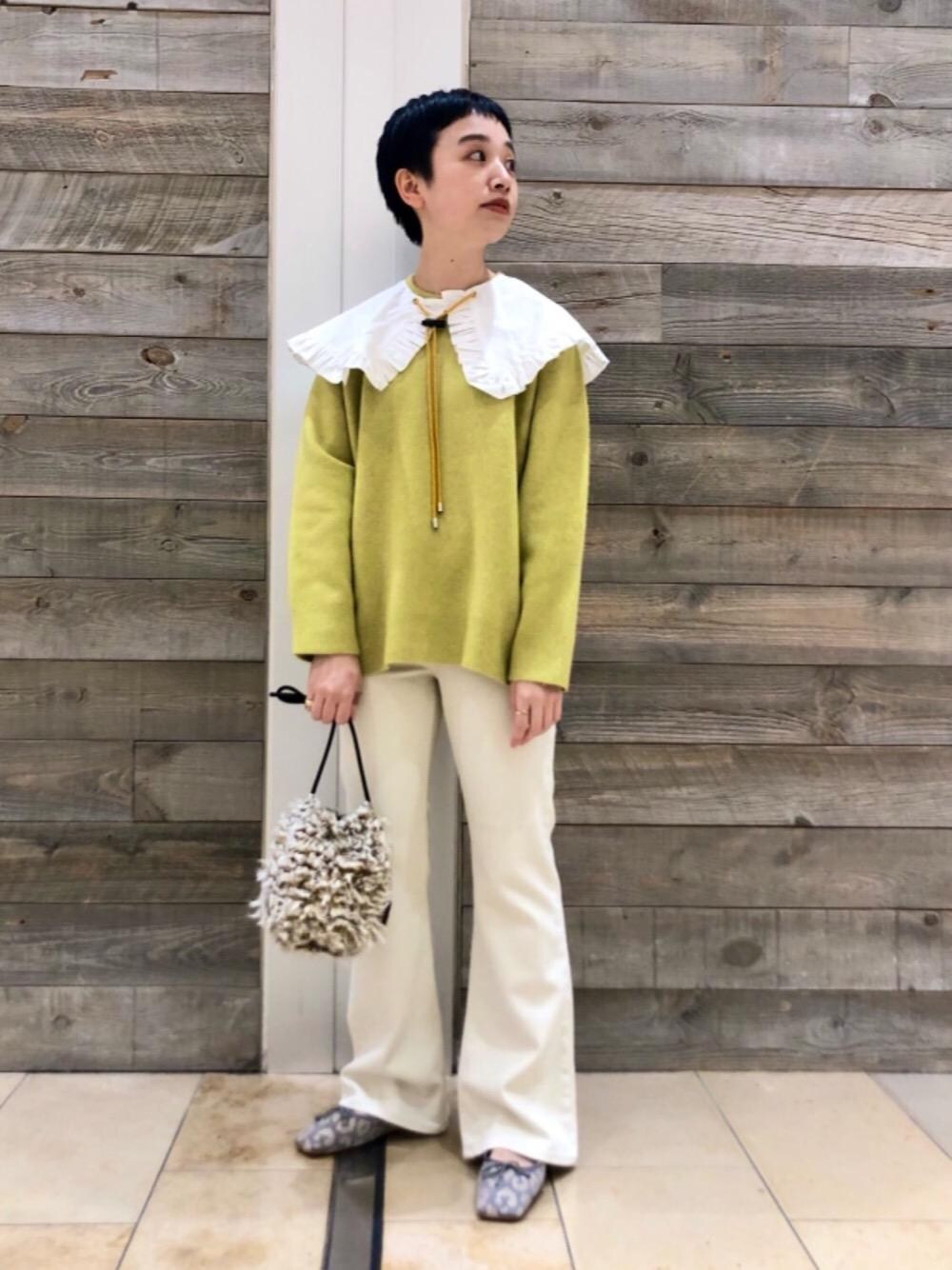 その他のショルダーバッグ、ホワイト系のデニムパンツ、グレー系のバレエシューズを着用したレディースの秋コーディネートの1枚目の写真