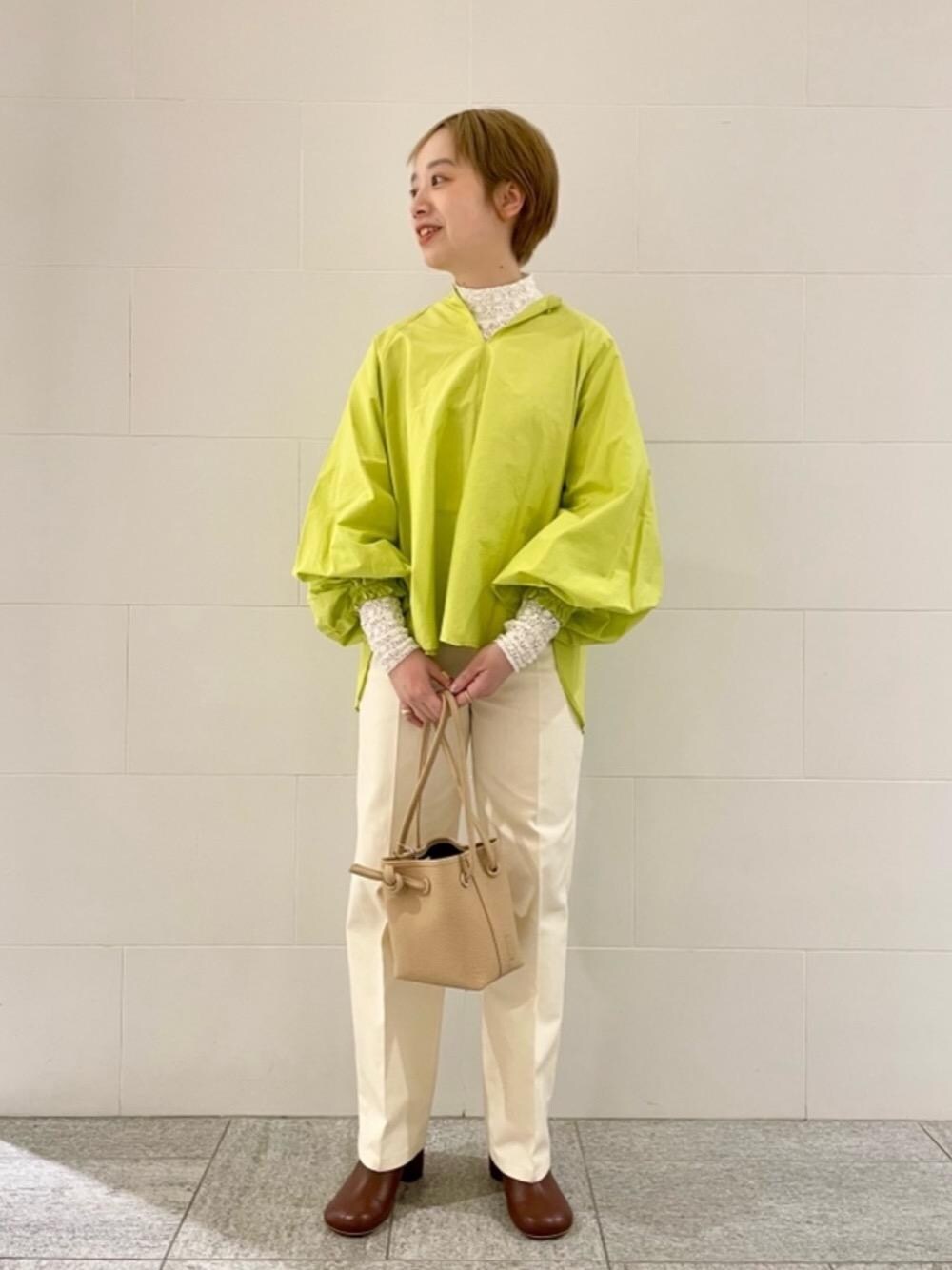 グリーン系のシャツ/ブラウス、ホワイト系のその他パンツ、ブラウン系のサンダルを着用したレディースの冬コーディネートの1枚目の写真