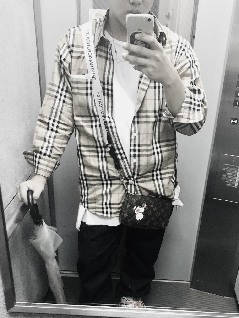 「BURBERRYのアイテム（シャツ/ブラウス、ベージュ系）」を使った、ryodesuyoさん（メンズ・50cm）の冬コーディネートの1枚目の写真