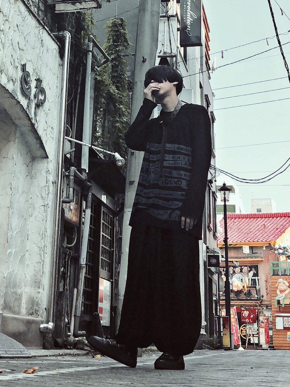 「yohji yamamoto pour homme、BALENCIAGA、LouisVuitton、シンプル、COMME des GARÇONS、モード」｜「Yohji Yamamoto POUR HOMMEのアイテム（Tシャツ/カットソー、ブラック系）」を使った、Uさん（メンズ・180cm）の夏コーディネートの1枚目の写真