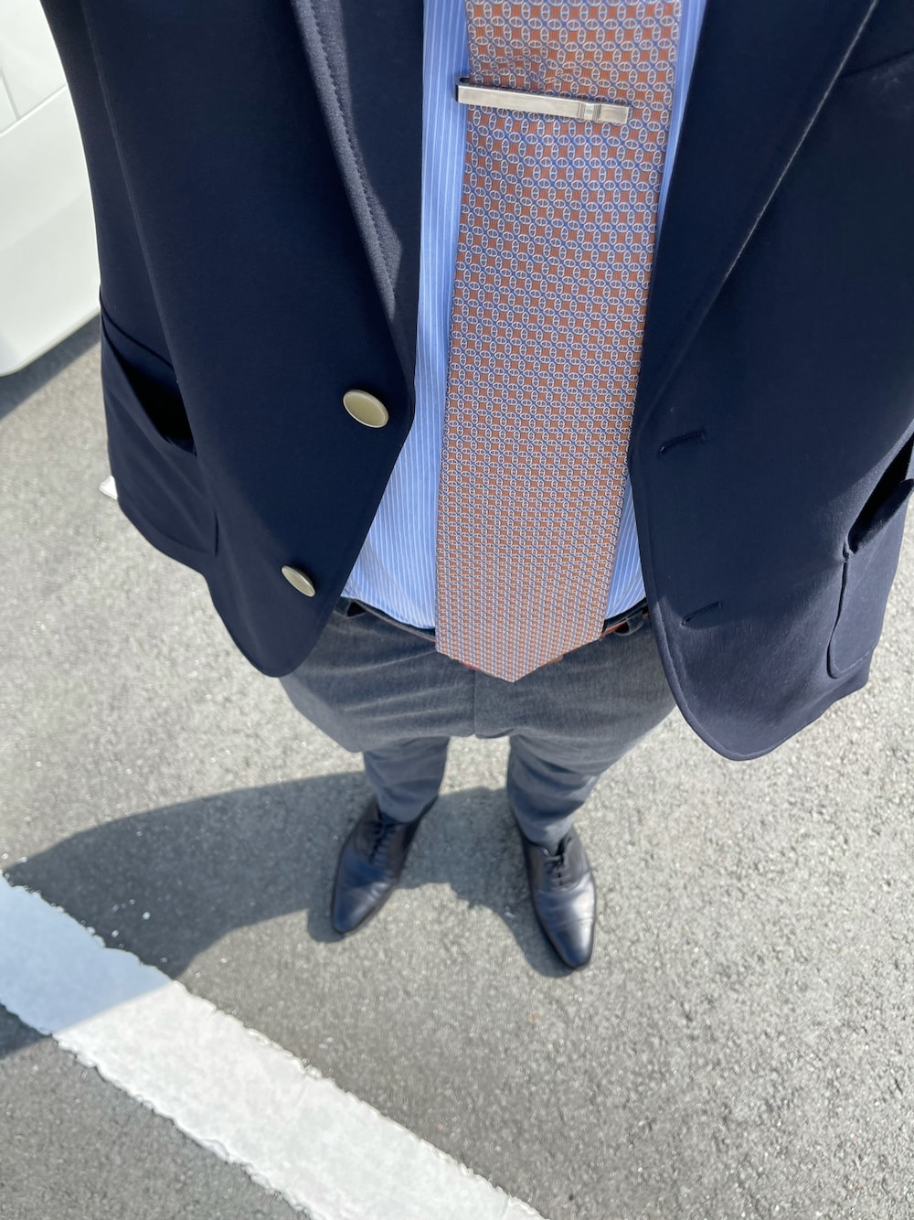 「HERMESのアイテム（ネクタイ、オレンジ系）」を使った、ykさん（メンズ・167cm）の春コーディネートの1枚目の写真