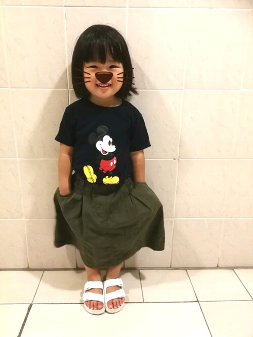 Ariya is wearing ユニクロ "ミッキースタンズグラフィックT（半袖）"