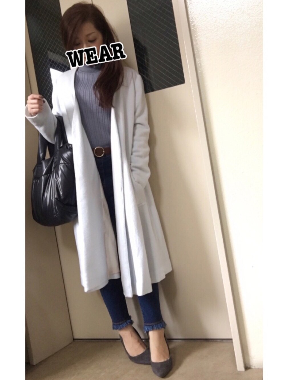 ブルー系のニット/セーター、ブルー系のデニムパンツ、ブルー系のその他アウターを着用したレディースの秋コーディネートの1枚目の写真