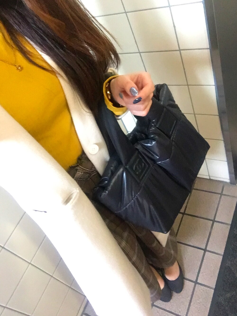 イエロー系のTシャツ/カットソー、ブラウン系のその他パンツ、ベージュ系のジャケット/アウターを着用したレディースの冬コーディネートの1枚目の写真