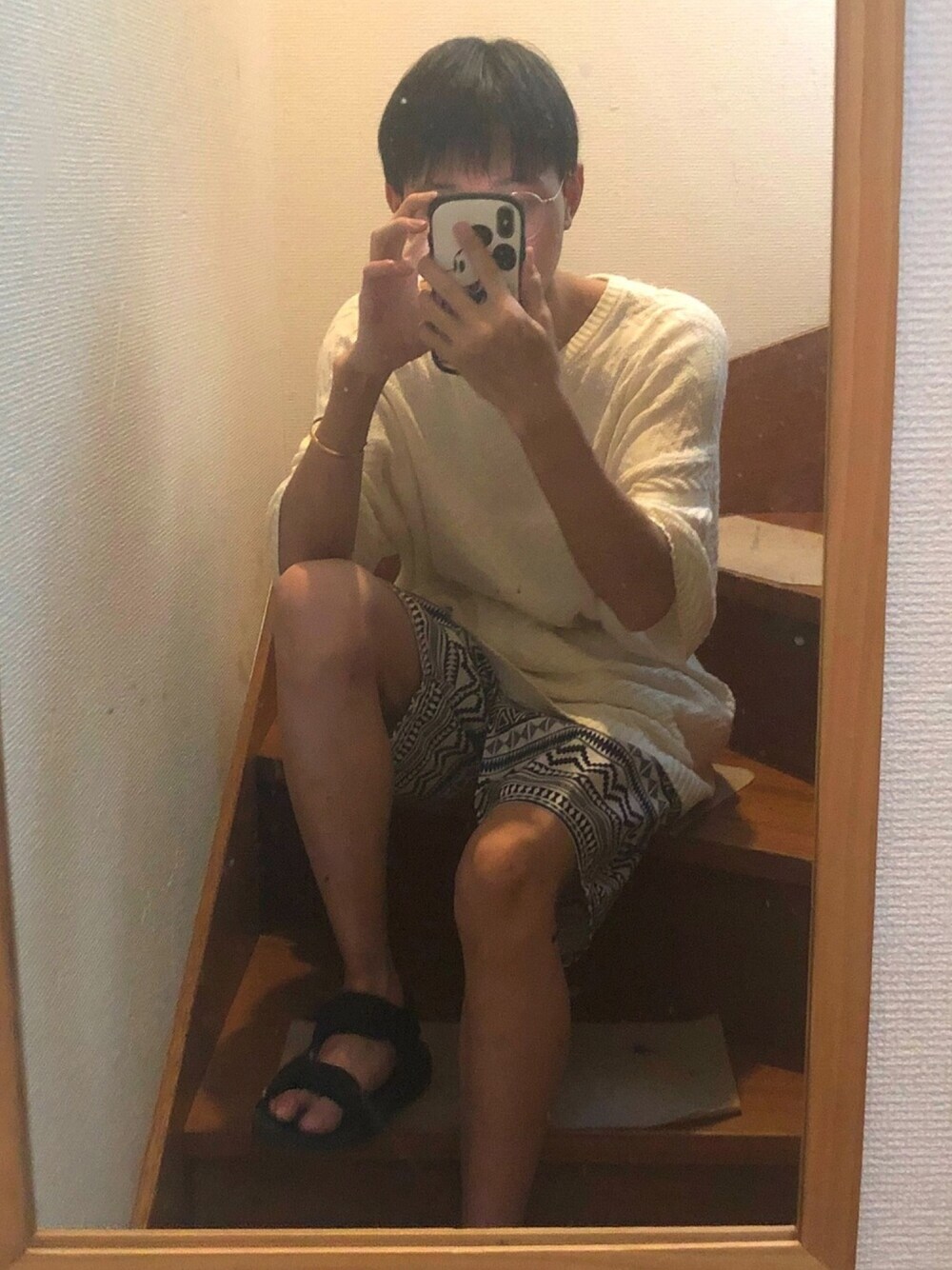 ホワイト系のニット/セーター、ブラック系のサンダル、ブルー系の水着を着用したメンズの夏コーディネートの1枚目の写真