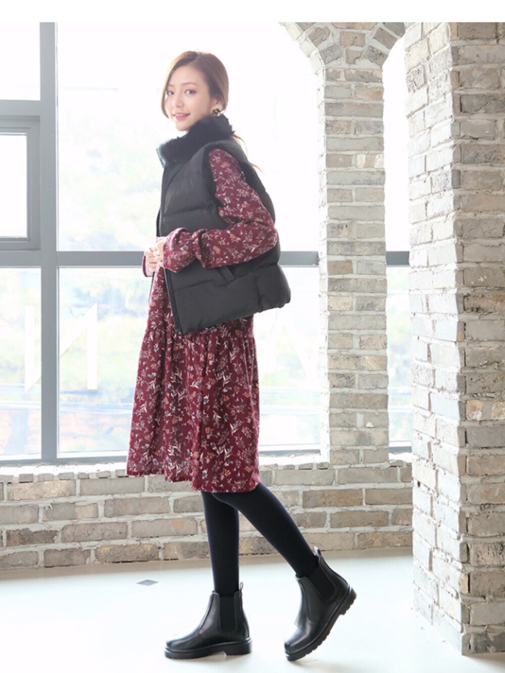 その他のワンピース、その他のカバーオール、ブラック系のブーツを着用したレディースの冬コーディネートの1枚目の写真