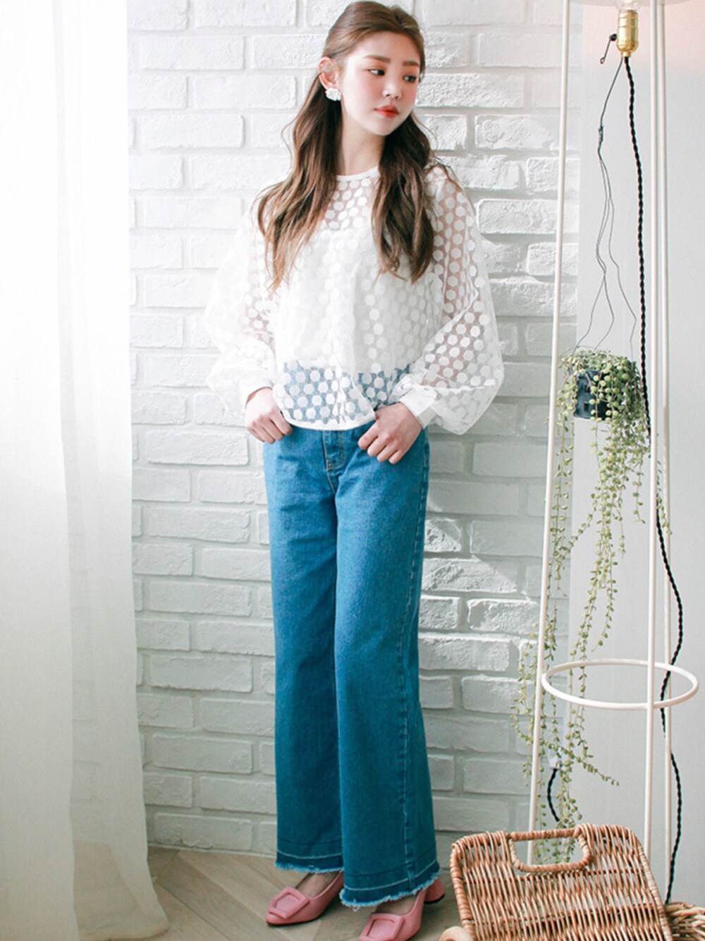 ホワイト系のシャツ/ブラウス、その他のデニムパンツ、その他のパンプスを着用したレディースの冬コーディネートの1枚目の写真