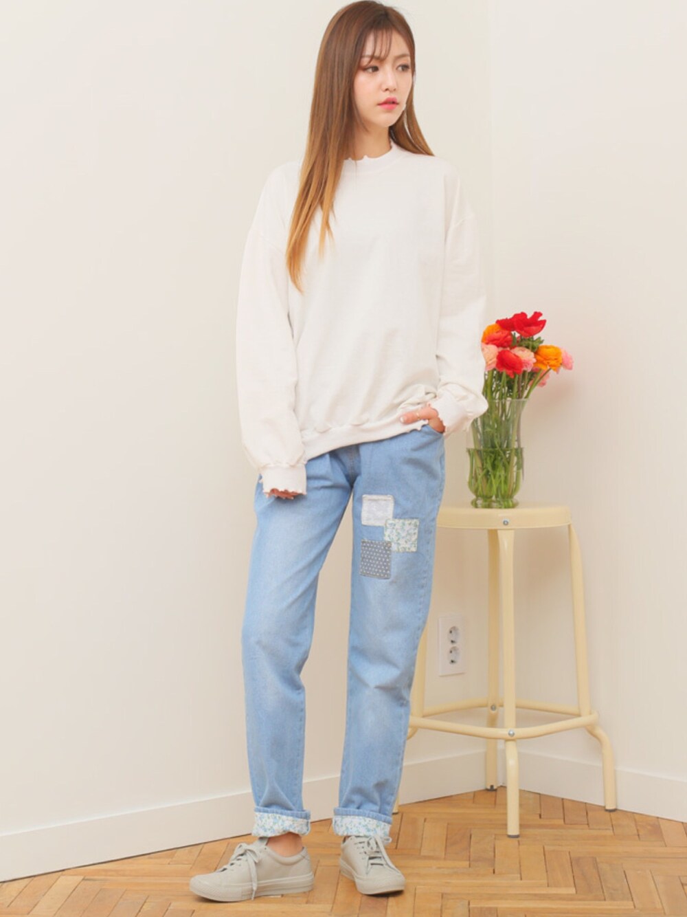 その他のTシャツ/カットソー、その他のデニムパンツ、ホワイト系のスニーカーを着用したレディースの春コーディネートの1枚目の写真