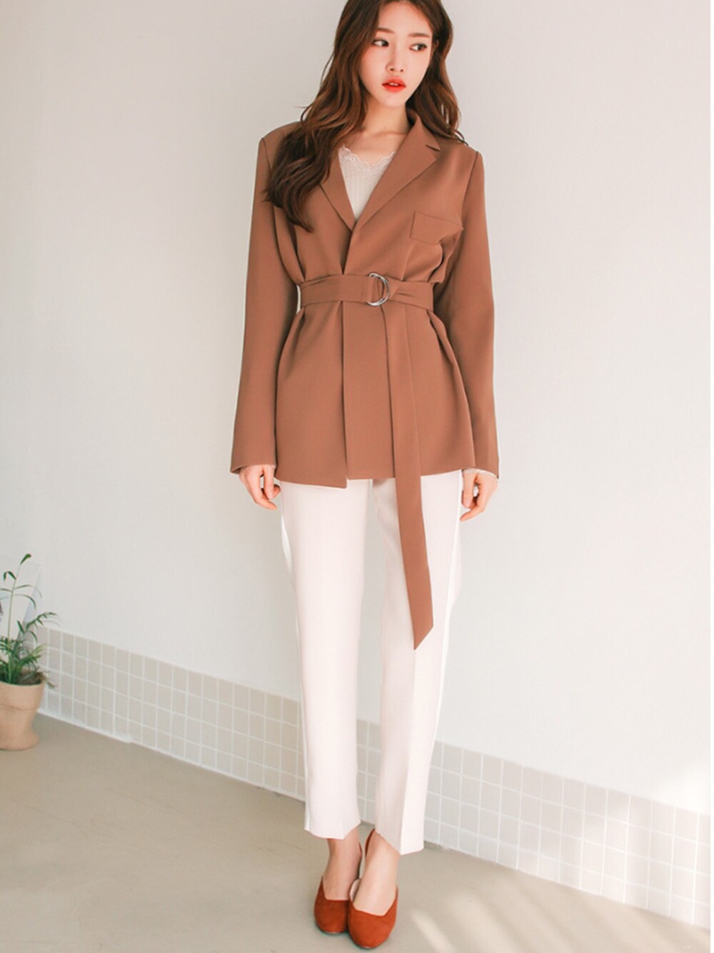 その他のその他アウター、その他のニット/セーター、その他のスラックスを着用したレディースの春コーディネートの1枚目の写真