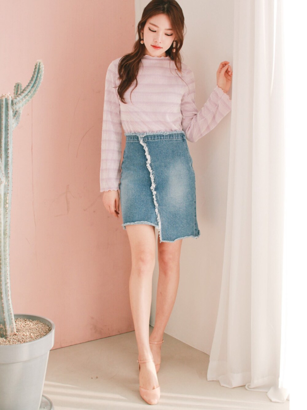その他のTシャツ/カットソー、ホワイト系のデニムスカート、その他のパンプスを着用したレディースの春コーディネートの1枚目の写真