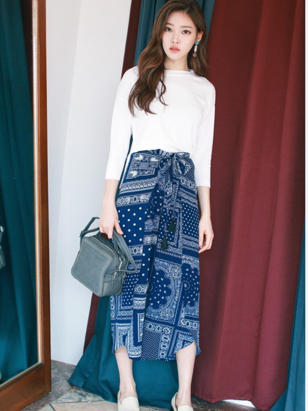 その他のその他パンツ、その他のトートバッグを着用したレディースの春コーディネートの1枚目の写真