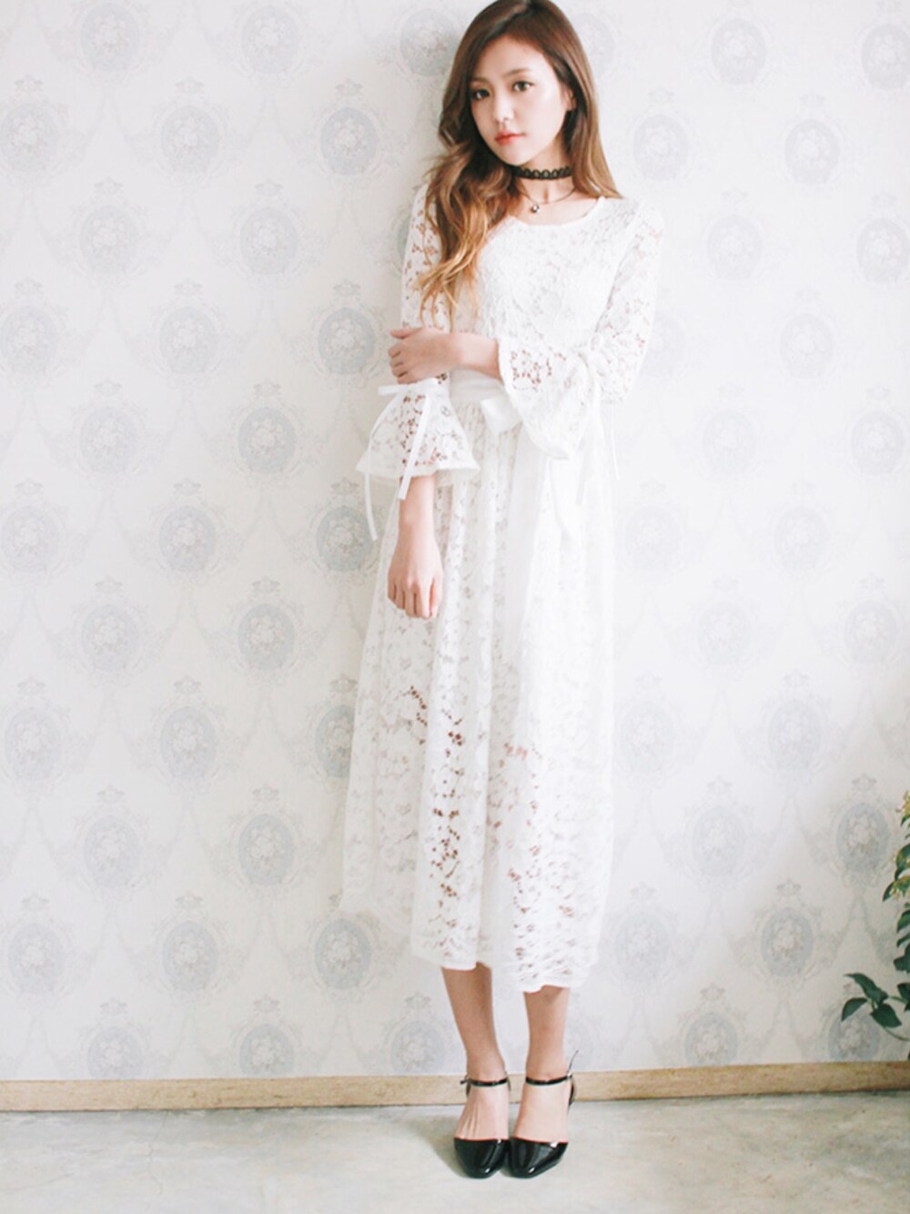 ホワイト系のワンピース、ピンク系のパンプスを着用したレディースの春コーディネートの1枚目の写真