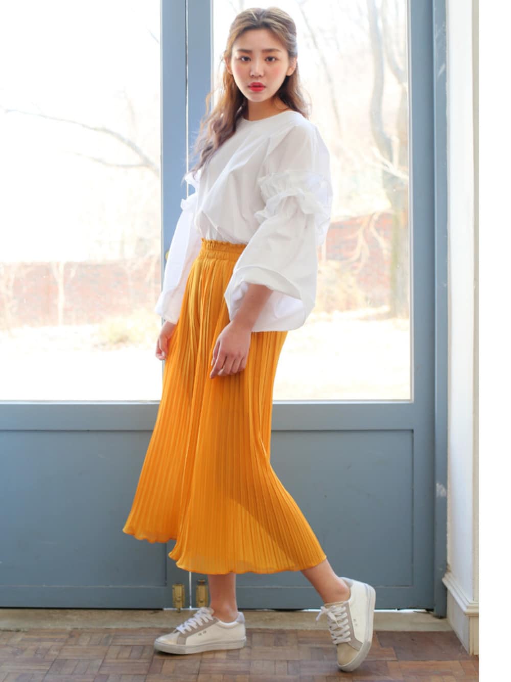 その他のシャツ/ブラウス、その他のその他パンツ、ホワイト系のスニーカーを着用したレディースの春コーディネートの1枚目の写真