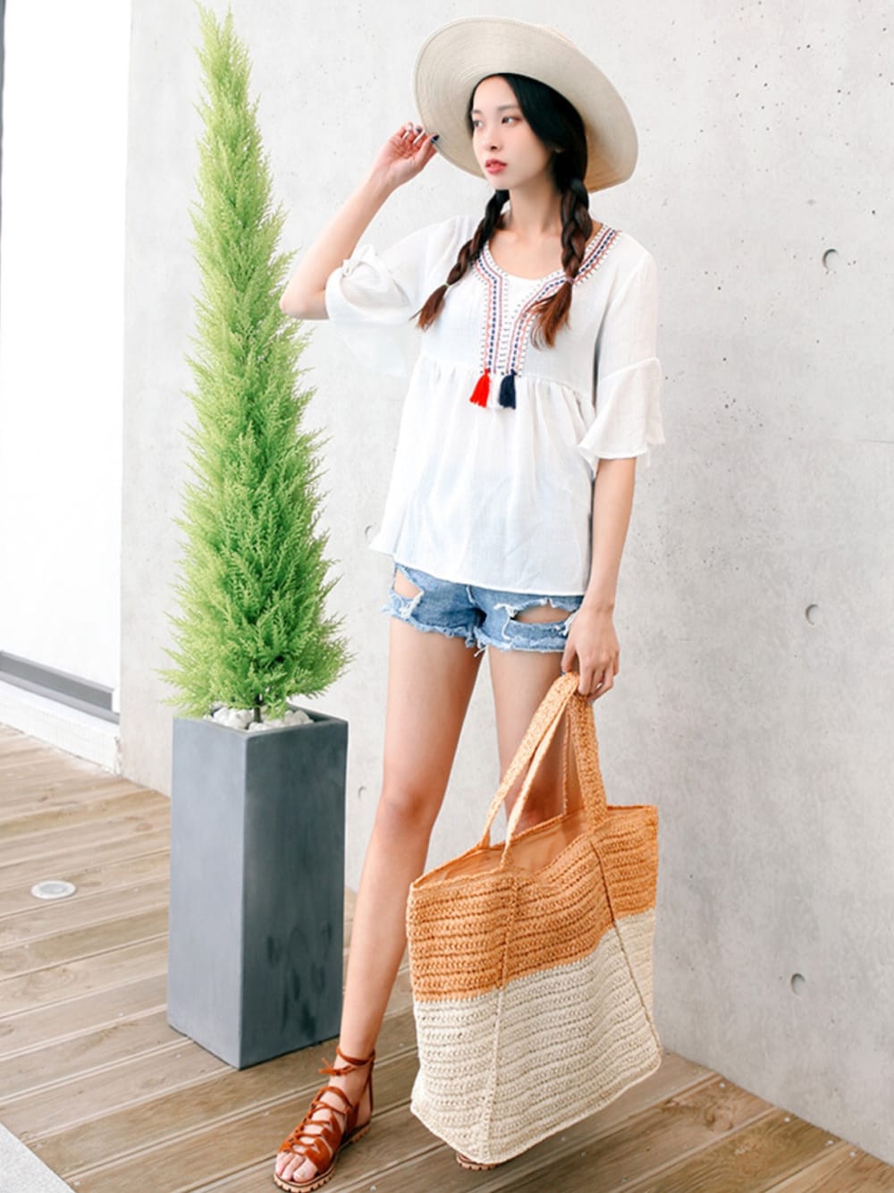 その他のTシャツ/カットソー、その他のかごバッグを着用したレディースの春コーディネートの1枚目の写真