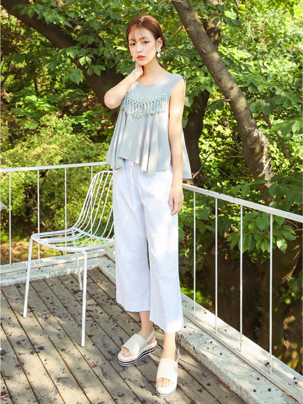 その他のTシャツ/カットソー、その他のその他パンツ、その他のサンダルを着用したレディースの夏コーディネートの1枚目の写真