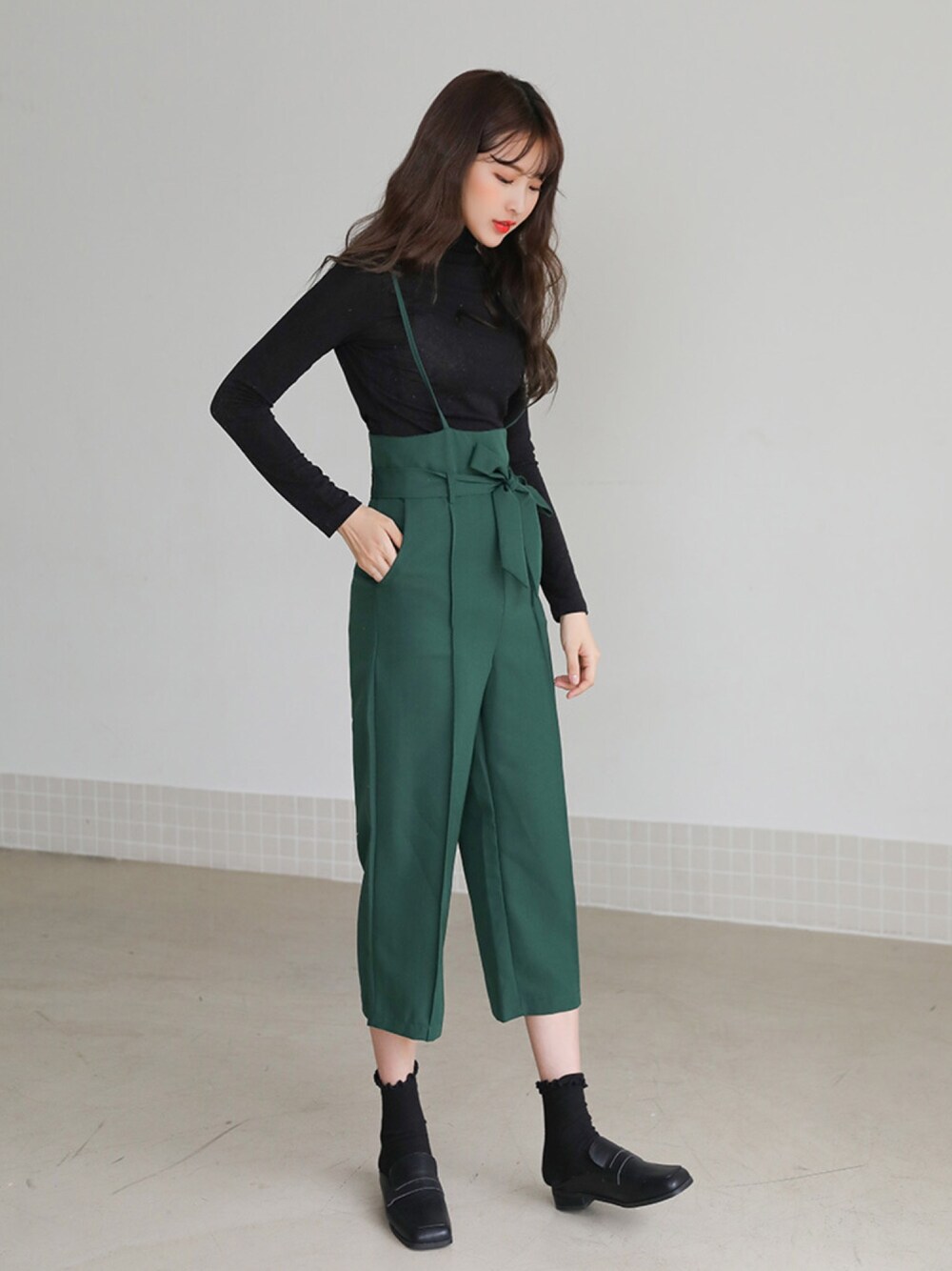 その他のその他パンツ、その他のファンデーションを着用したレディースの秋コーディネートの1枚目の写真