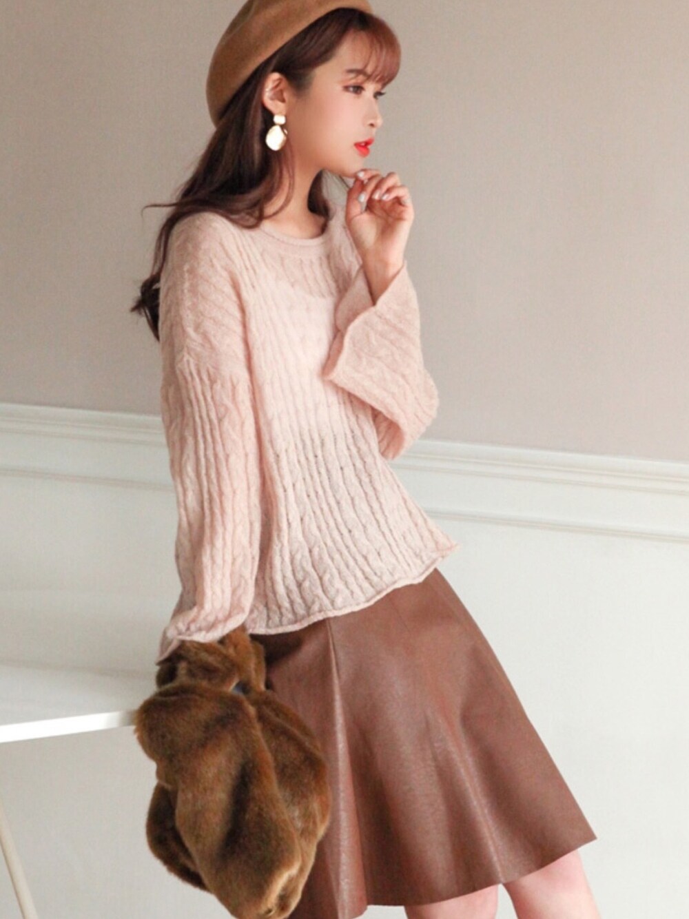 その他のトップス、その他のトートバッグ、その他のハンチング/ベレー帽を着用したレディースの秋コーディネートの1枚目の写真