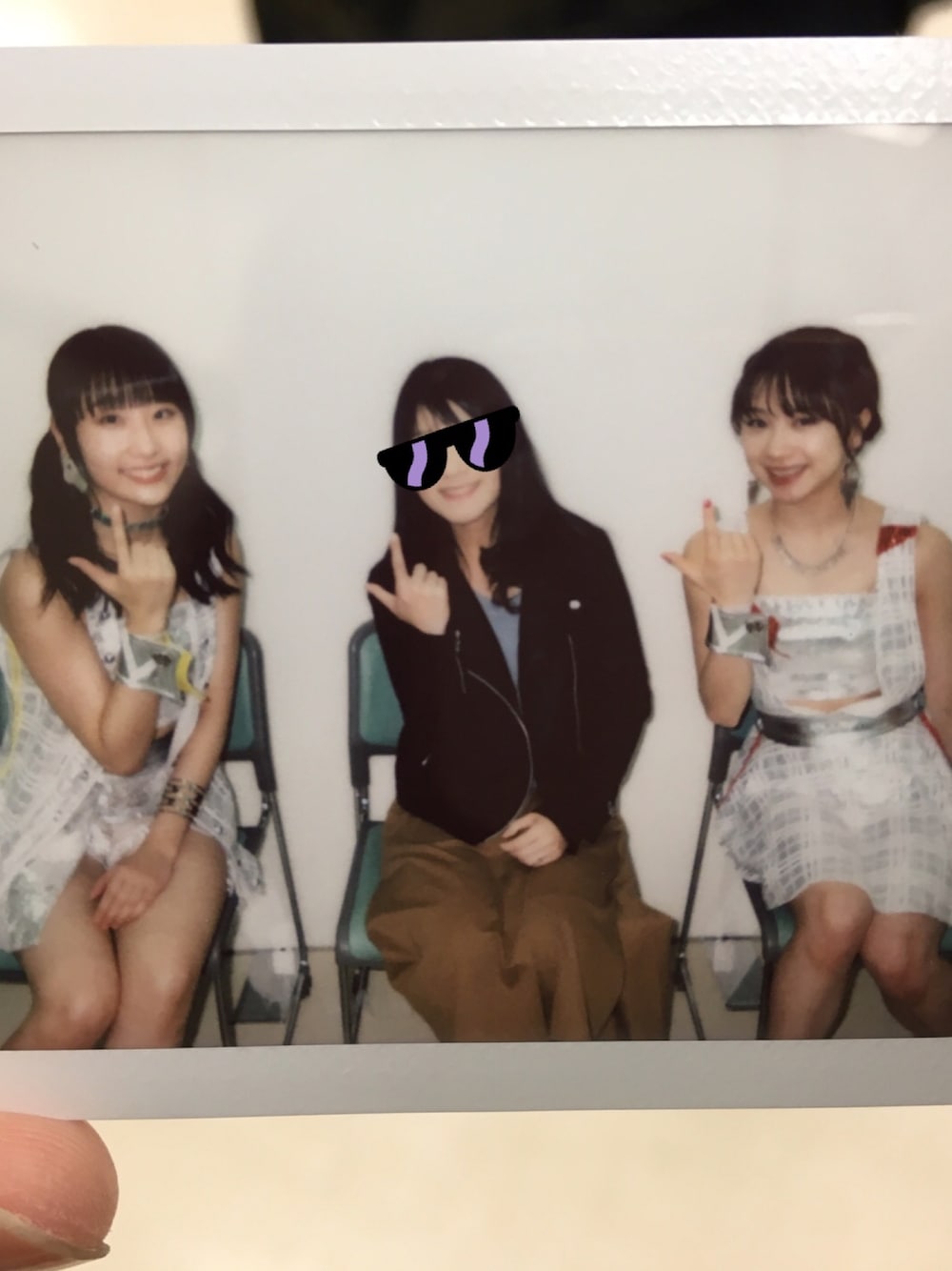 「石田亜佑美、段原瑠々、亜佑美ちゃんかわいい、るーちゃんかわいい、3shotチェキ、おまかせはjuiceポーズ」｜「GUのアイテム（ライダースジャケット、ブラック系）」を使った、板チョーコさん（レディース・152cm）の秋コーディネートの1枚目の写真
