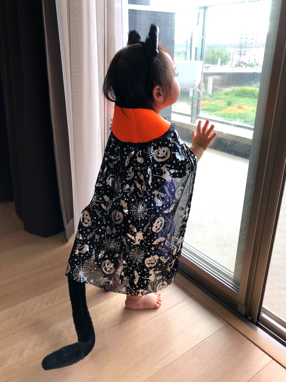 「DAISO、ハロウィンコーデ、ハロウィンパーティ、仮装、100均小物、マント、ハロウィン仮装、猫耳」｜「DAISOのアイテム（その他小物、ブラック系）」を使った、ma-ruさん（キッズ・70cm）の秋コーディネートの1枚目の写真