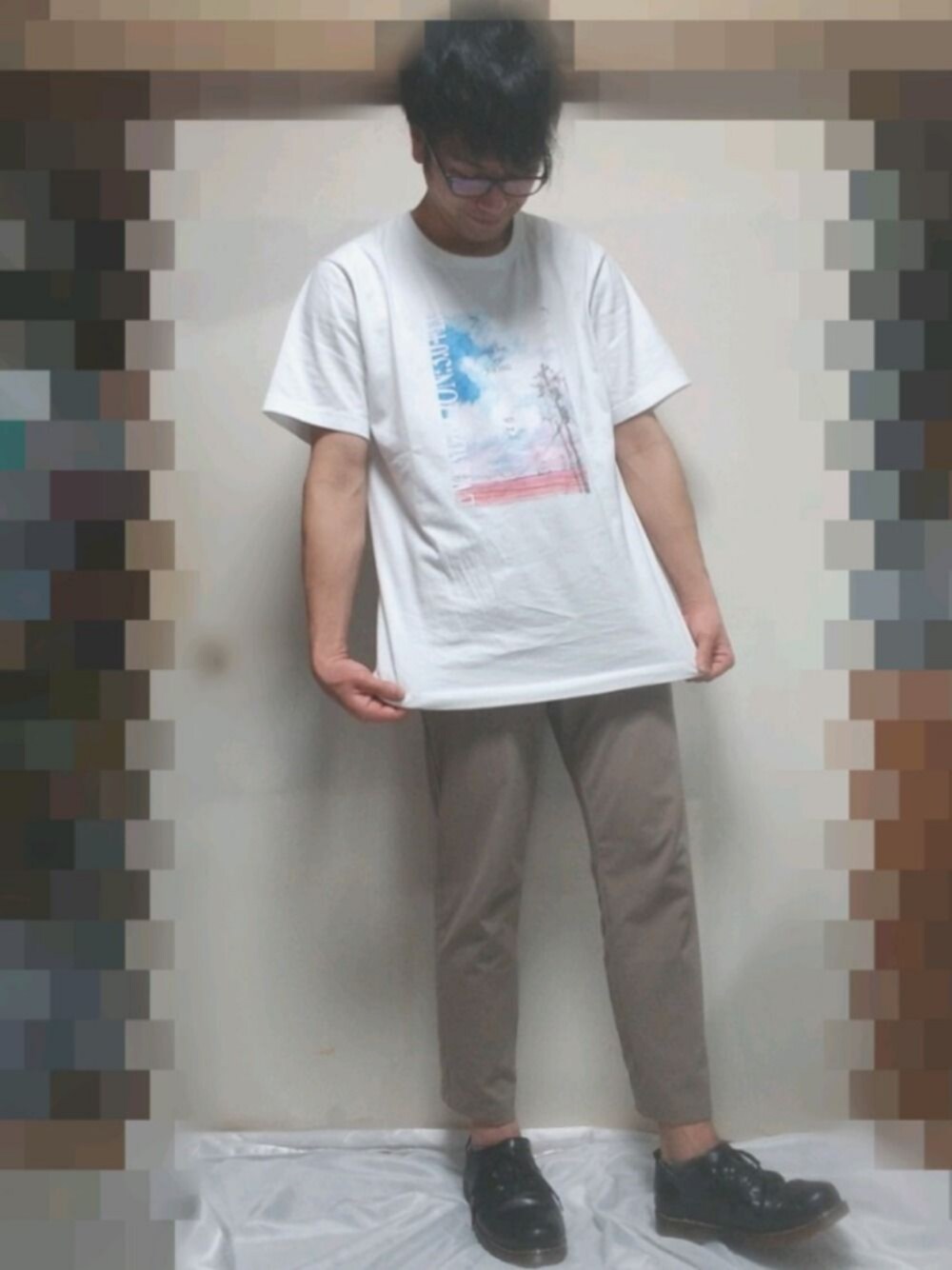 ホワイト系のTシャツ/カットソー、ベージュ系のその他パンツ、その他の音楽/本・雑誌を着用したメンズの春コーディネートの1枚目の写真