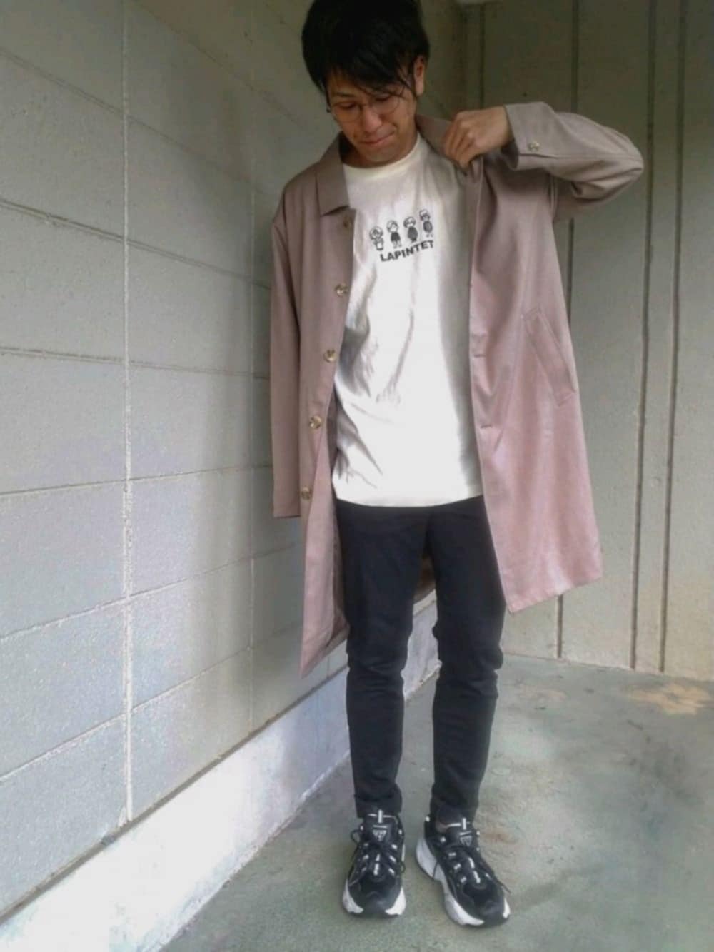 ベージュ系のTシャツ/カットソー、ベージュ系のステンカラーコート、ブラック系のデニムパンツを着用したメンズの春コーディネートの1枚目の写真