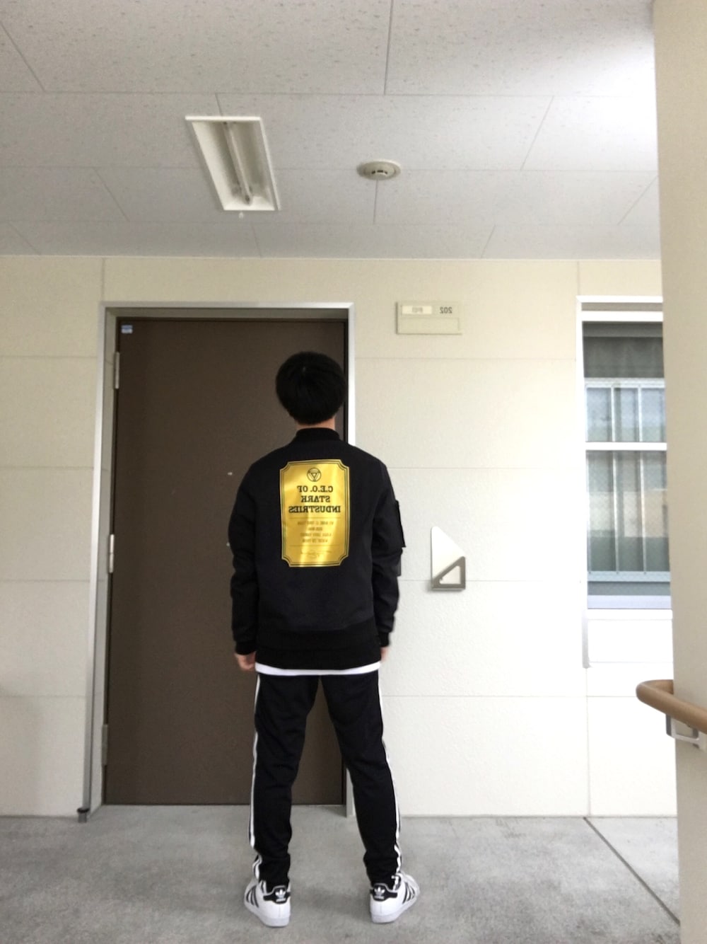 「キャプテンマーベル、黒、低身長、春コーデ、シンプル、ラインパンツ、レイヤードスタイル、スニーカーコーデ、adidas、いいね、save、フォローお願いします🤑」｜「MARVELのアイテム（MA-1、ブラック系）」を使った、かずきさん（メンズ・160cm）の春コーディネートの1枚目の写真