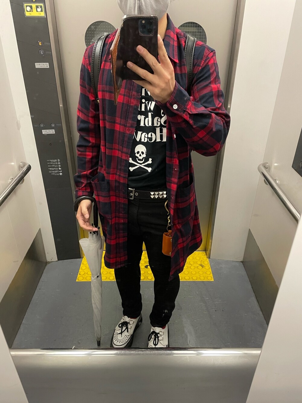 グリーン系のシャツ/ブラウス、ブラック系のTシャツ/カットソー、ブラック系のデニムパンツを着用したメンズの春コーディネートの1枚目の写真