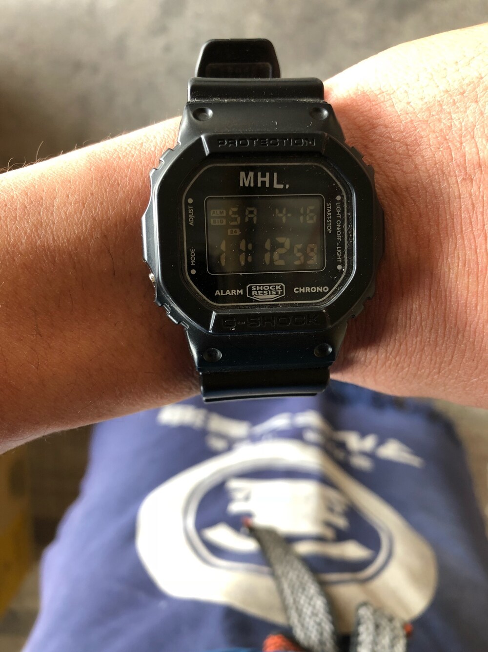 「MHL.のアイテム（アナログ腕時計、ブラック系）」を使った、ユウさん（メンズ・167cm）の夏コーディネートの1枚目の写真