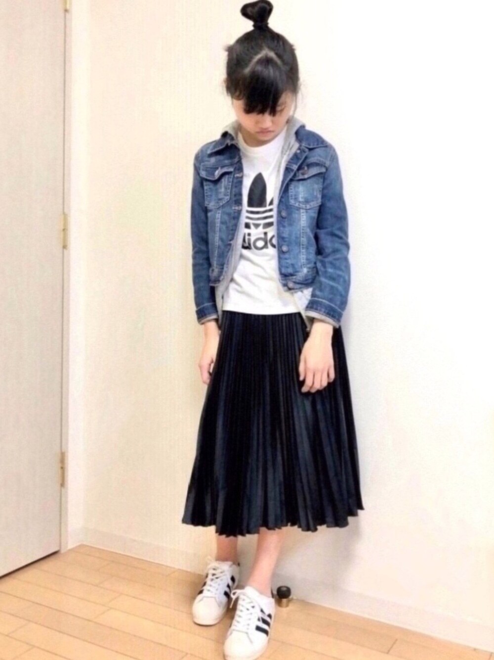 ブルー系のデニムジャケット、グレー系のパーカー、ホワイト系のTシャツ/カットソーを着用したキッズの秋コーディネートの1枚目の写真