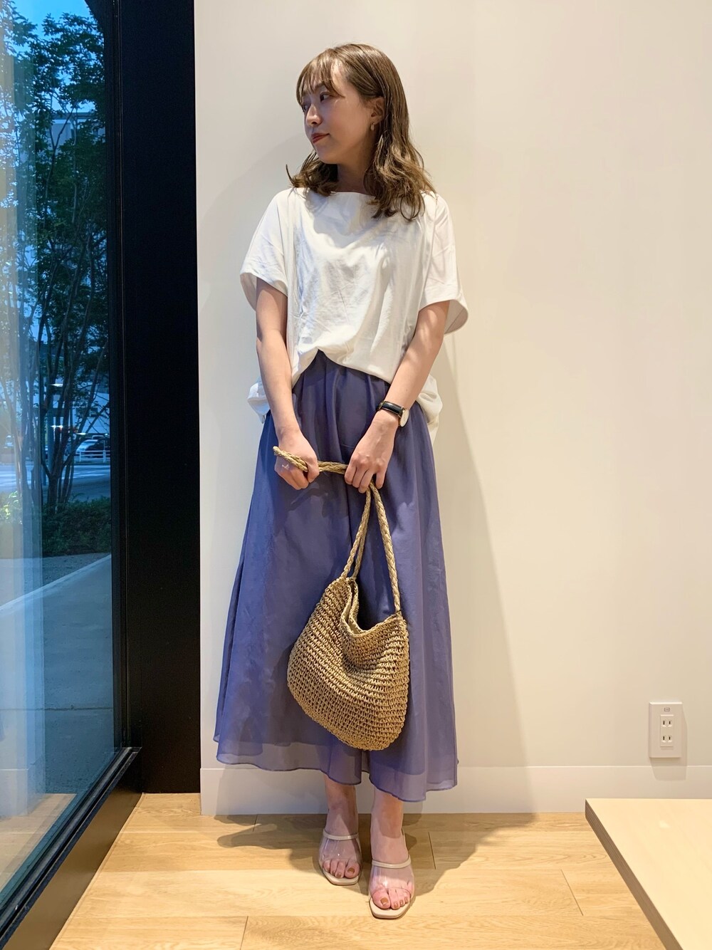 ホワイト系のTシャツ/カットソー、パープル系のスカート、ベージュ系のショルダーバッグを着用したレディースの春コーディネートの1枚目の写真