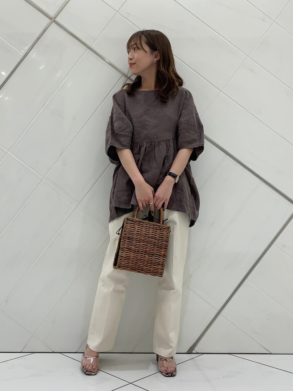 ブラウン系のシャツ/ブラウス、ブラック系のバッグ、ベージュ系のサンダルを着用したレディースの夏コーディネートの1枚目の写真